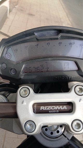 Ducati 696 Monster Blanca y Negra