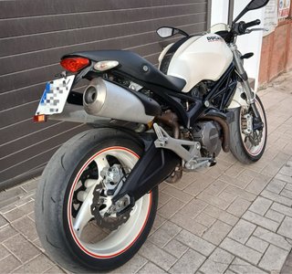 Ducati 696 Monster Blanca y Negra