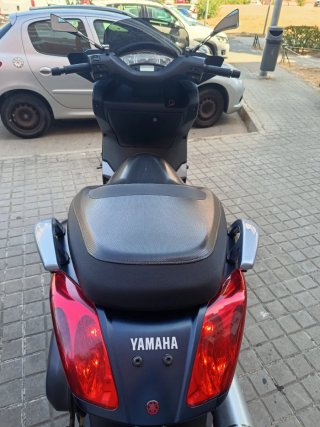 Yamaha XMAX 125 Negra/Gris de persona adulta