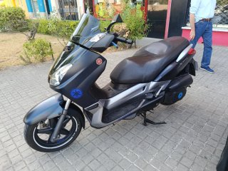 Yamaha XMAX 125 Negra/Gris de persona adulta