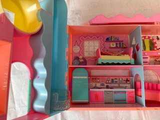 Casa de muñecas L.O.L. con accesorios