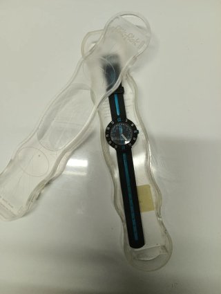 Reloj infantil negro y azul de flik-flak.