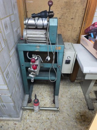 Máquina de coser, remalladora y devanadora