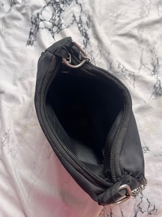 Bolso negro con cadena