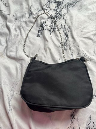 Bolso negro con cadena