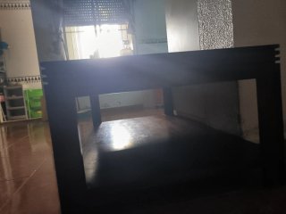 Mesa de madera marrón