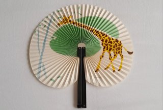 Abanico japonés antiguo plegable papel con jirafa.
