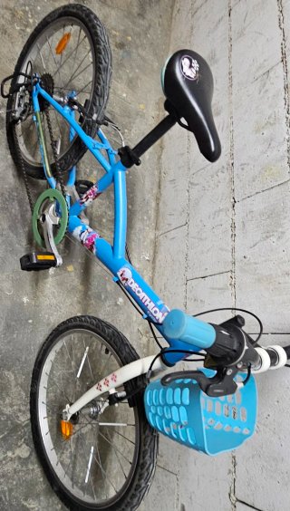 Bicicleta azul con cesta