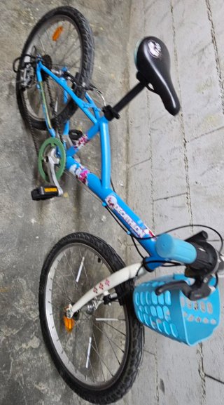 Bicicleta azul con cesta
