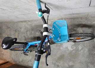 Bicicleta azul con cesta