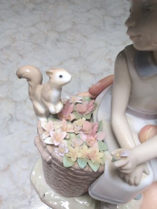 Figura Lladro Ceramica Niña con Ardilla