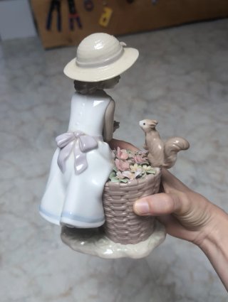 Figura Lladro Ceramica Niña con Ardilla