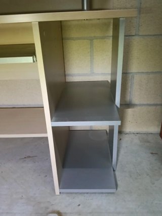 Mesa de ordenador con estantes