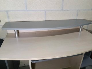Mesa de ordenador con estantes