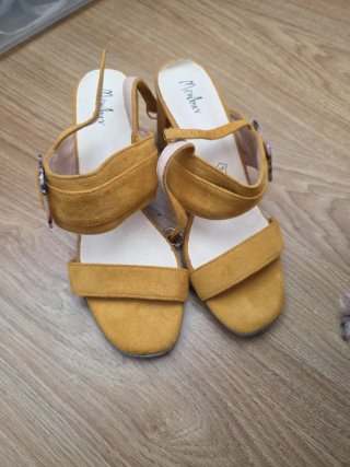 Sandalias tacón mostaza