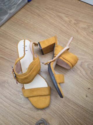 Sandalias tacón mostaza