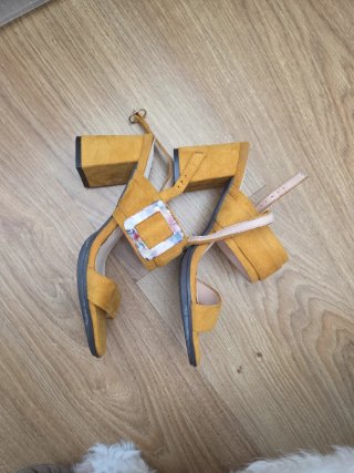 Sandalias tacón mostaza