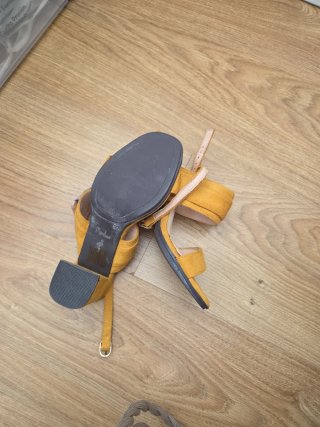 Sandalias tacón mostaza