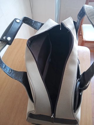 Bolso trolley con ruedas beige y negro