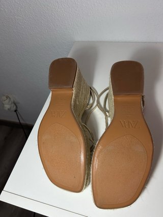 Sandalias cuña doradas Zara