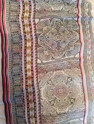 Pañuelo con estampado floral rosa y blanco