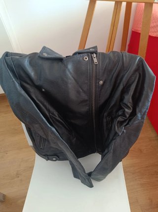 Chaqueta efecto piel negra