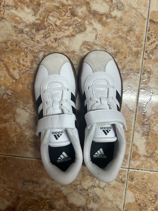 Zapatillas Adidas Blancas y Negras