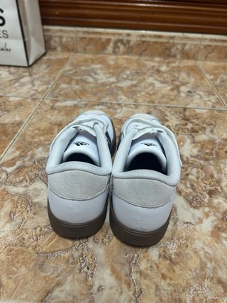 Zapatillas Adidas Blancas y Negras