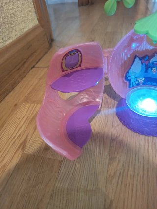 Casa de los Trolls con trolls