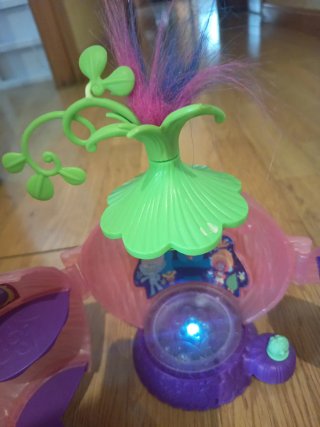 Casa de los Trolls con trolls