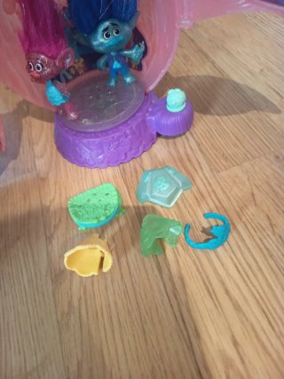 Casa de los Trolls con trolls