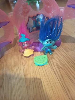 Casa de los Trolls con trolls