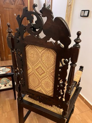 Silla de madera tallada con tapicería
