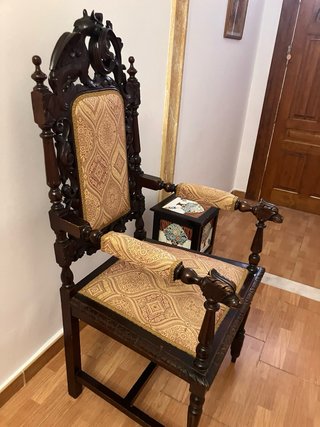 Silla de madera tallada con tapicería