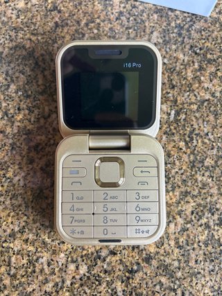 Es un teléfono i16 Pro, no es un iphone 16 pro