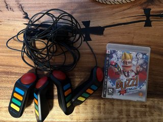Buzz! El Multiconcurso PS3 + 4 Mandos con cable
