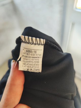 Abito elegante con dettagli gioiello