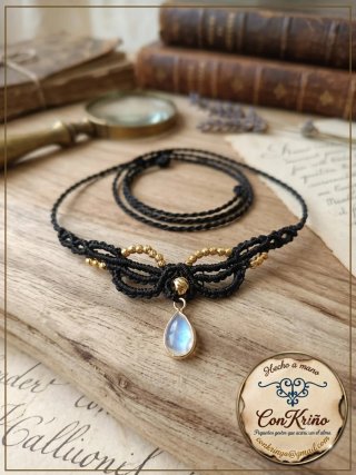Collar negro con oro y ópalo
