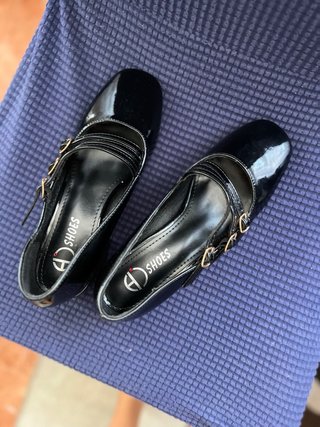Zapatos negros charol con correa y hebilla