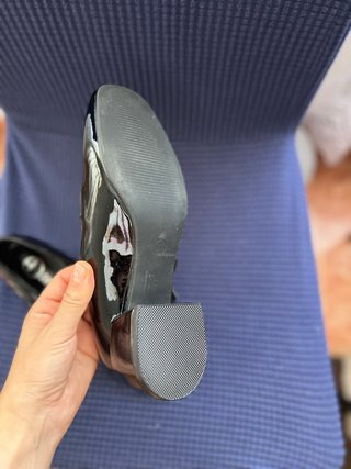 Zapatos negros charol con correa y hebilla