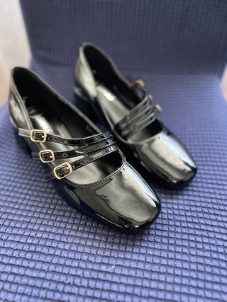 Zapatos negros charol con correa y hebilla