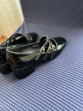 Zapatos negros charol con correa y hebilla