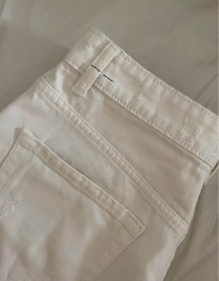 Falda corta blanca desgastada