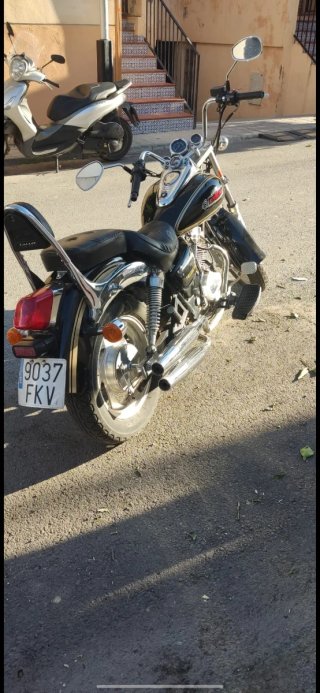 Moto 125cc Cruiser Negra y Plateada