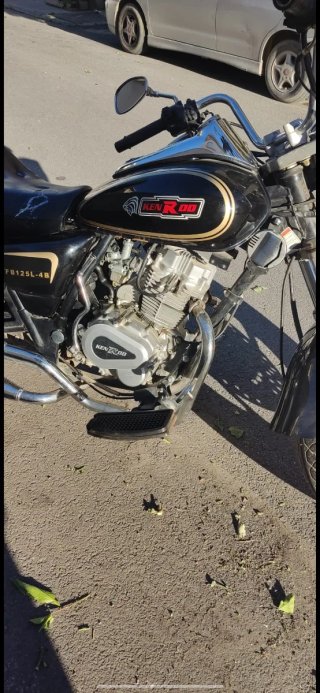 Moto 125cc Cruiser Negra y Plateada