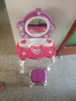 Tocador infantil rosa con espejo y taburete