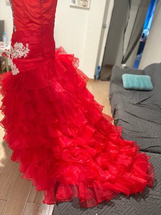 Vestido de fiesta rojo con pedrería