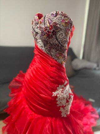 Vestido de fiesta rojo con pedrería