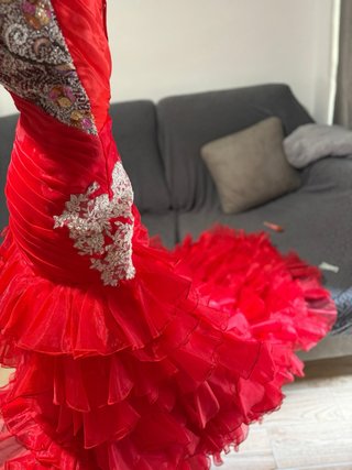 Vestido de fiesta rojo con pedrería