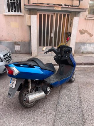 Moto Scooter Azul y Negra